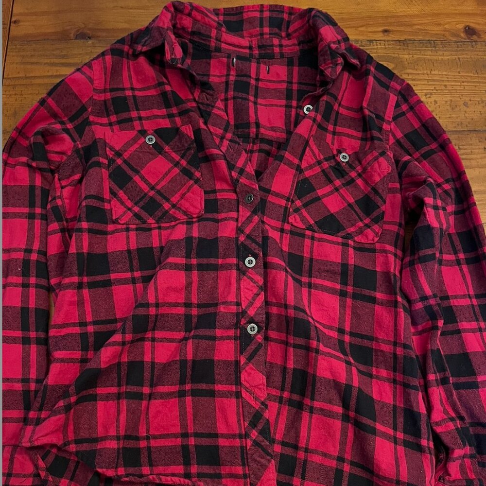 Women’s Red & Black Plaid Flannel Button-Up Shirt – Size M